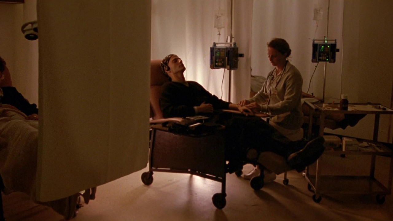 давайте умирать молодыми. мы фильм hdrezka. кадр из фильма дохлая жена. смерть молодым фильм. малой буду погибать молодым.