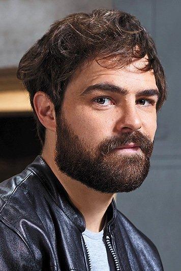 Peter Lanzani Image