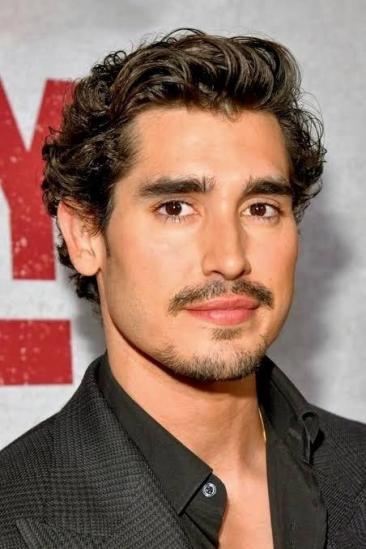 Henry Zaga Image