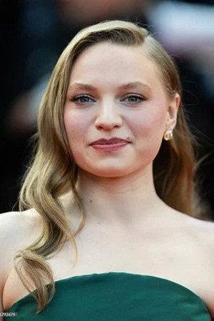 Mia Threapleton Image
