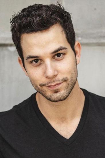 Skylar Astin Image