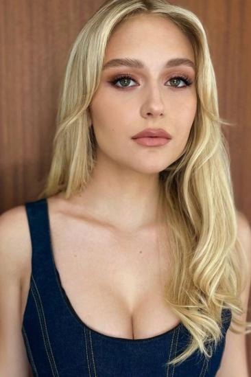 Alyvia Alyn Lind Image