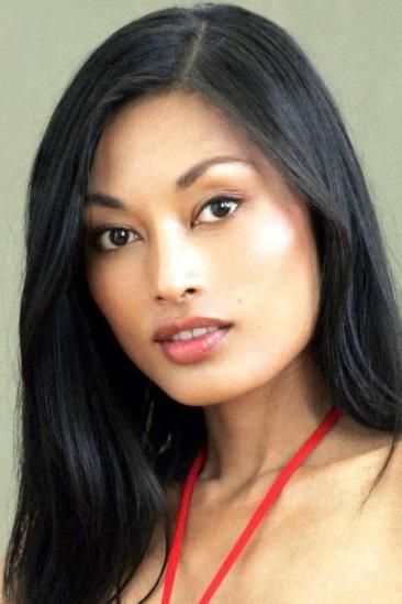 Kira Clavell Image