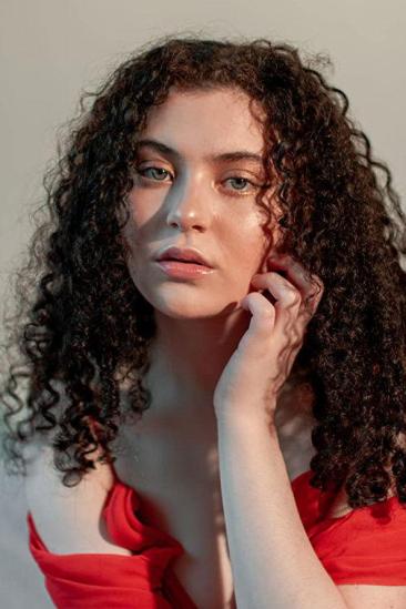 Lilla Crawford Image