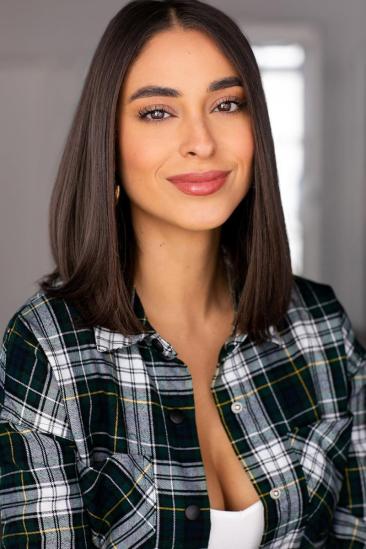 Kiara Gomez Glad Bak Image
