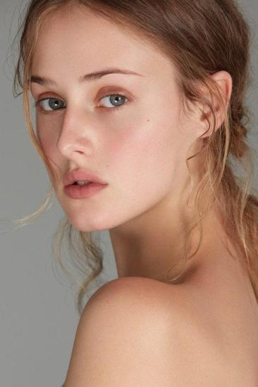 Anna van Patten Image