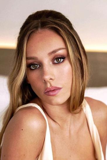 Ester Expósito Image