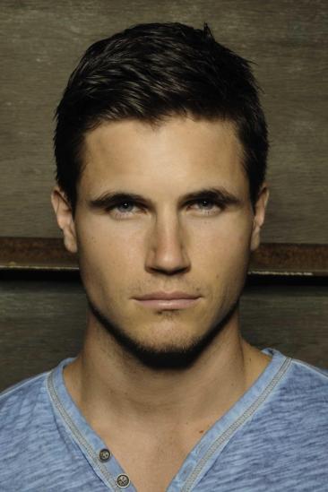 Robbie Amell Image