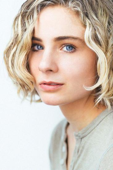 Lizzy DeClement Image