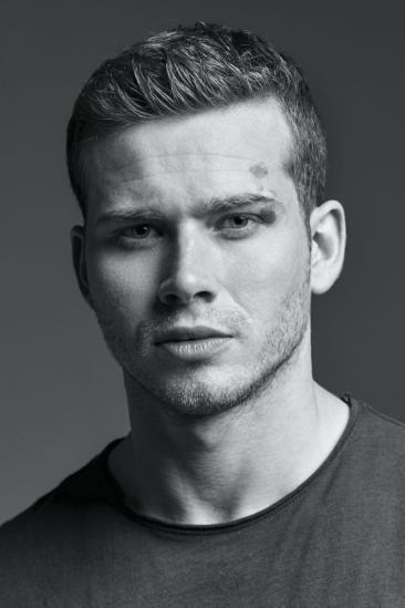 Oliver Stark Image